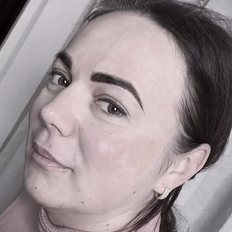 szemöldök tetoválás