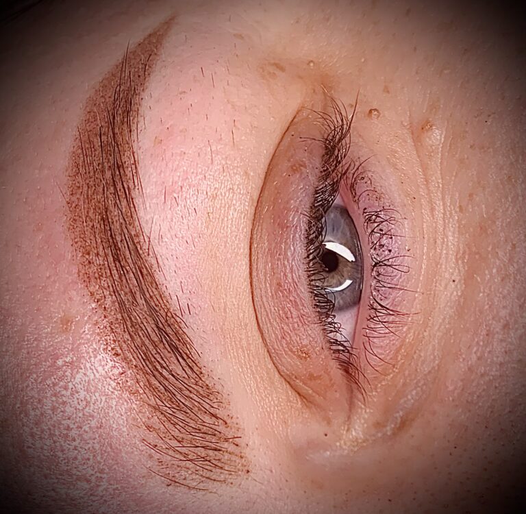 szemöldök tetoválás